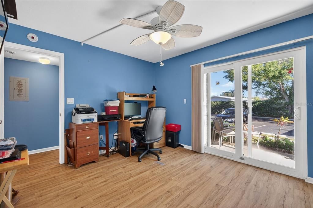 На продажу: $210,000 (2 спален, 2 ванн, 960 Квадратных фут)