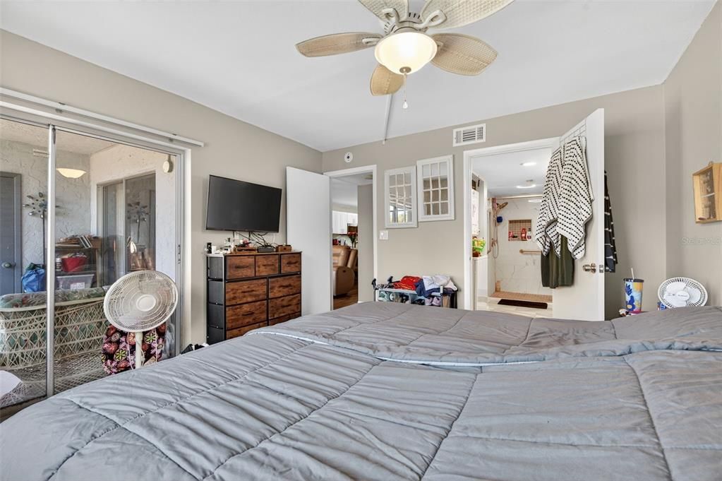 На продажу: $210,000 (2 спален, 2 ванн, 960 Квадратных фут)