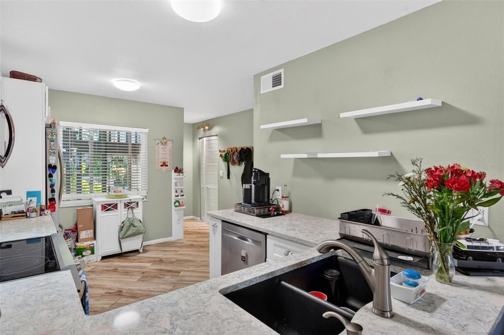 На продажу: $210,000 (2 спален, 2 ванн, 960 Квадратных фут)