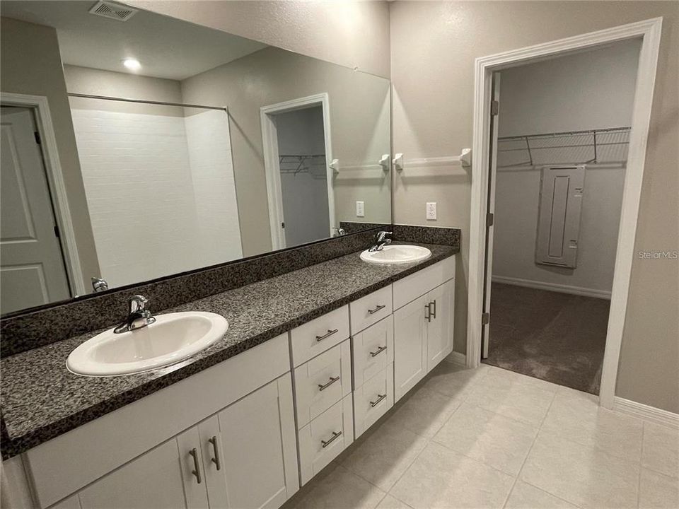 For Rent: $3,200 (5 beds, 2 baths, 2896 Square Feet)