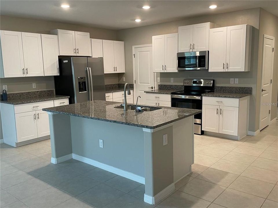 For Rent: $3,200 (5 beds, 2 baths, 2896 Square Feet)