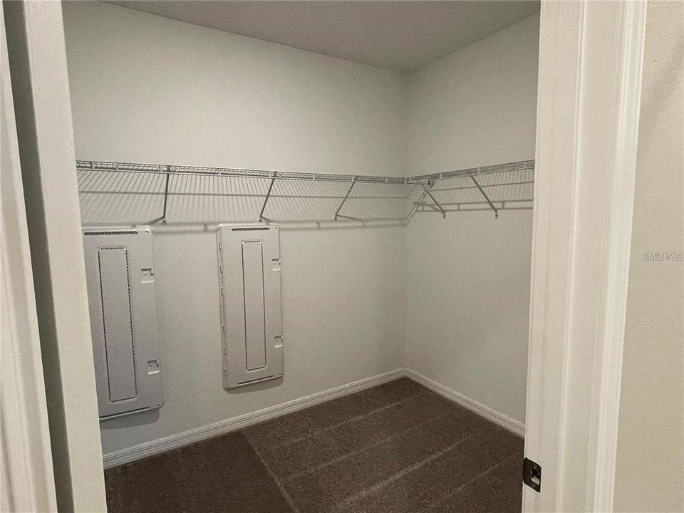 For Rent: $3,200 (5 beds, 2 baths, 2896 Square Feet)