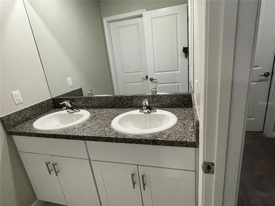 For Rent: $3,200 (5 beds, 2 baths, 2896 Square Feet)