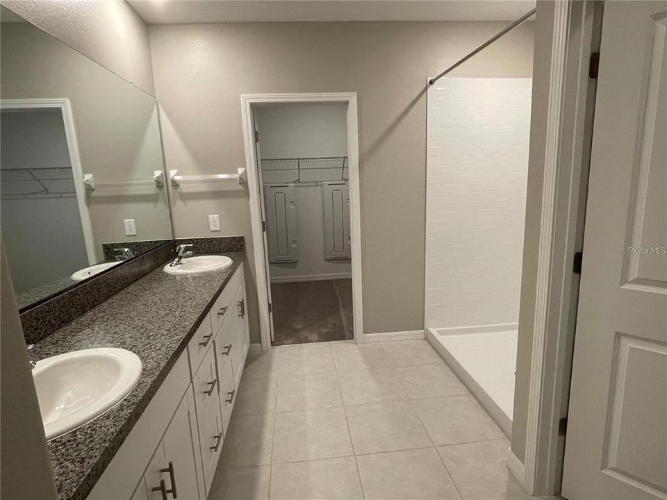 For Rent: $3,200 (5 beds, 2 baths, 2896 Square Feet)