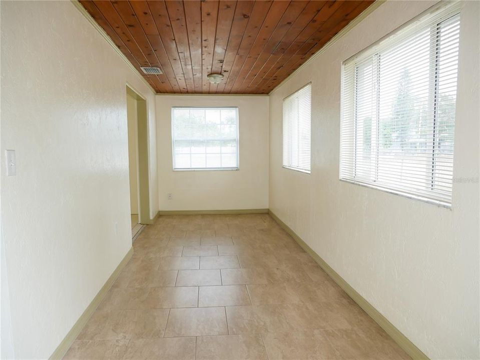 For Rent: $1,750 (2 beds, 1 baths, 1189 Square Feet)