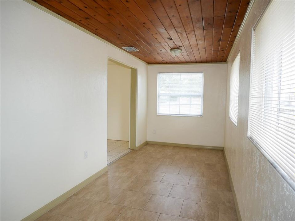 For Rent: $1,750 (2 beds, 1 baths, 1189 Square Feet)
