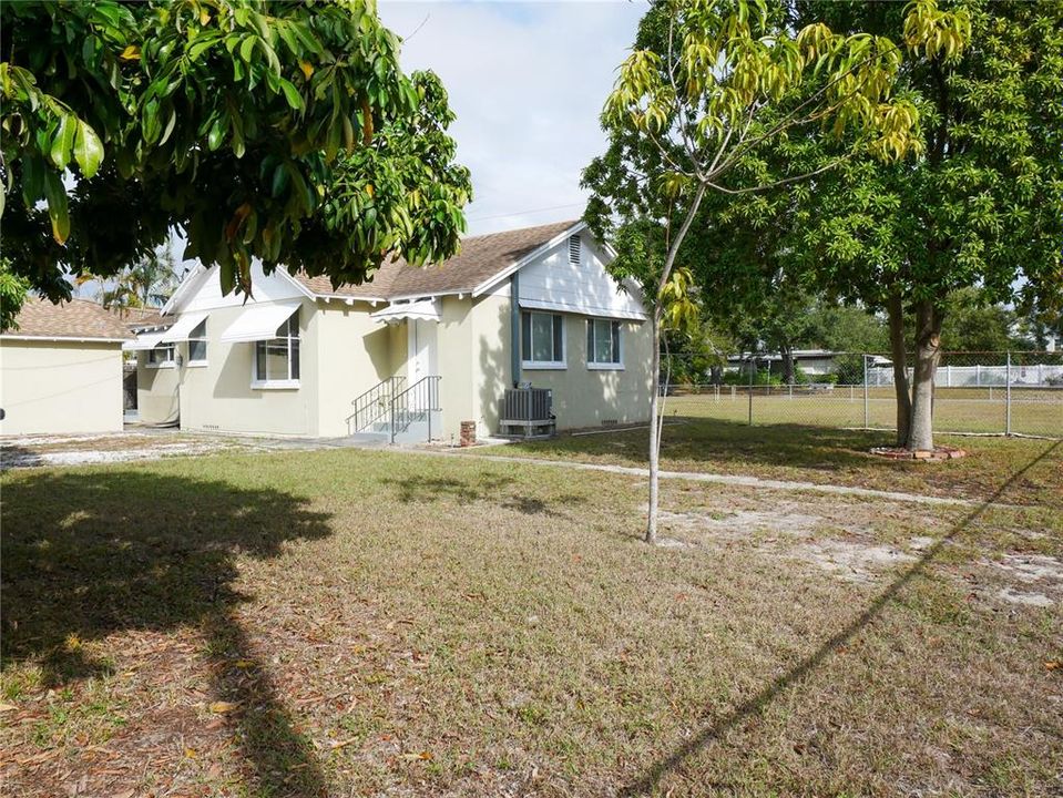 For Rent: $1,750 (2 beds, 1 baths, 1189 Square Feet)