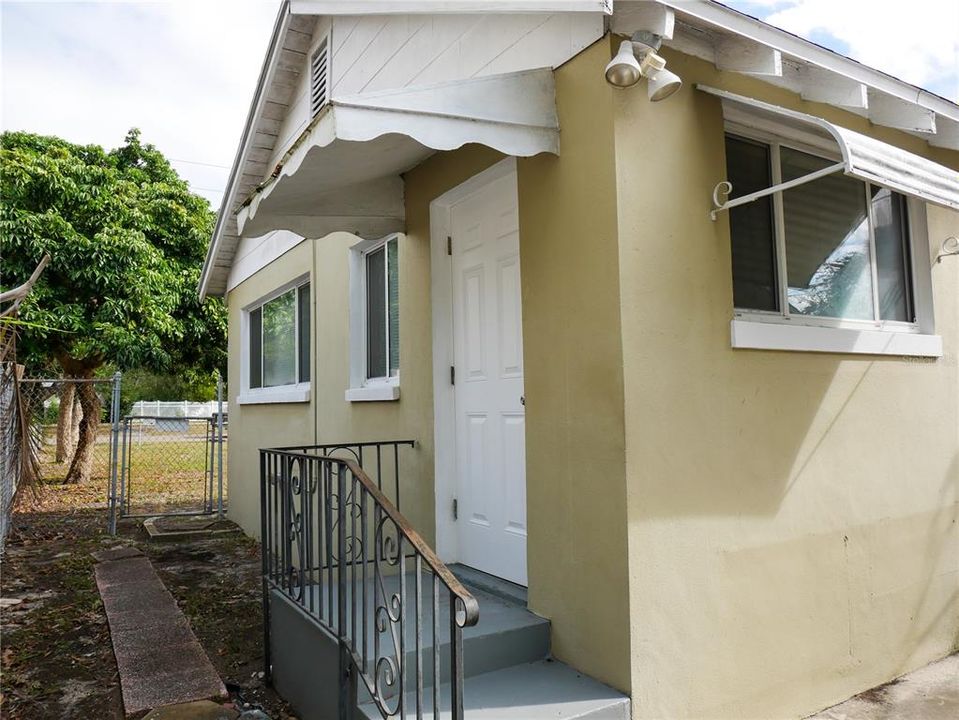 For Rent: $1,750 (2 beds, 1 baths, 1189 Square Feet)