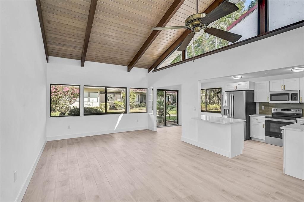 На продажу: $449,000 (2 спален, 2 ванн, 1076 Квадратных фут)