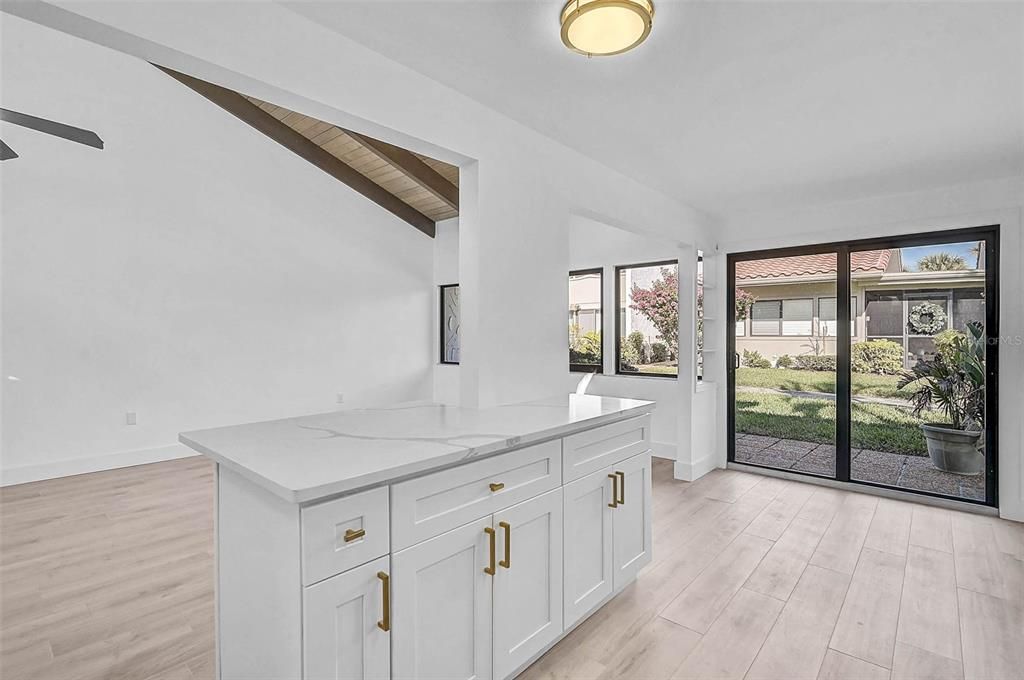 На продажу: $449,000 (2 спален, 2 ванн, 1076 Квадратных фут)