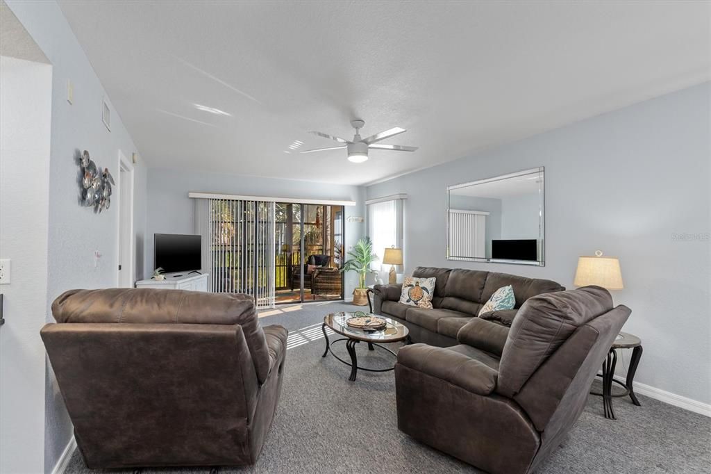 待售: $160,000 (2 贝兹, 2 浴室, 1228 平方英尺)