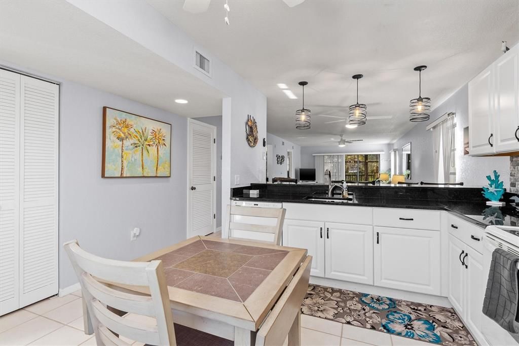 待售: $160,000 (2 贝兹, 2 浴室, 1228 平方英尺)