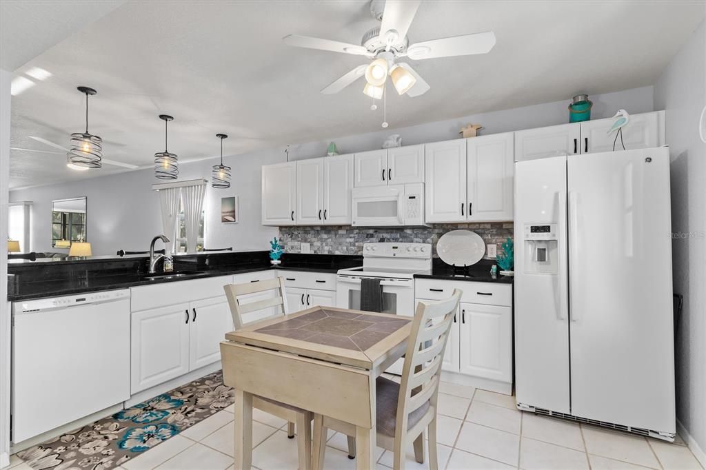 待售: $160,000 (2 贝兹, 2 浴室, 1228 平方英尺)