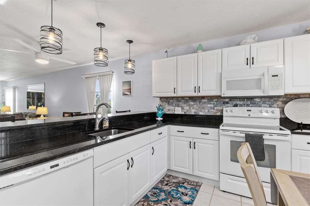 待售: $160,000 (2 贝兹, 2 浴室, 1228 平方英尺)