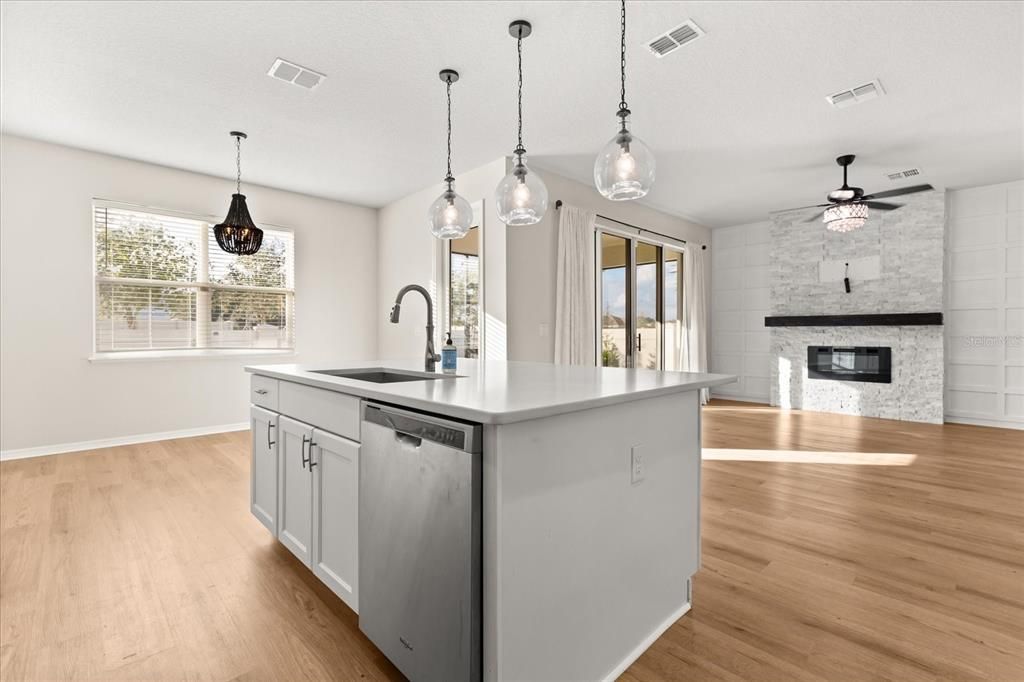 For Sale: $465,000 (3 beds, 3 baths, 2093 Square Feet)