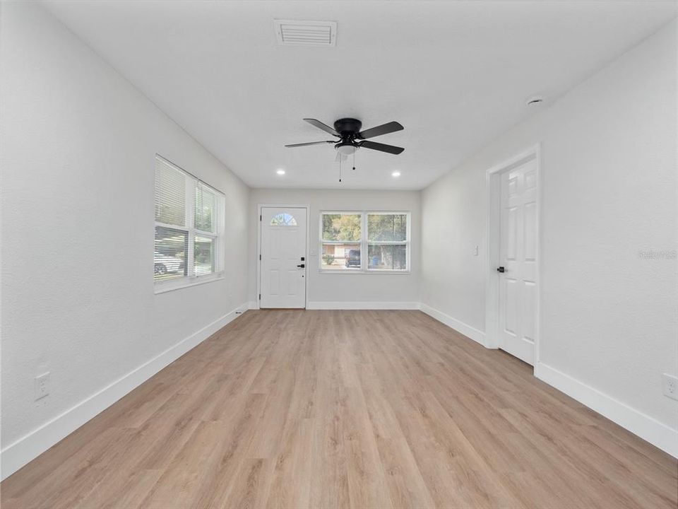 待售: $244,900 (3 贝兹, 2 浴室, 1215 平方英尺)