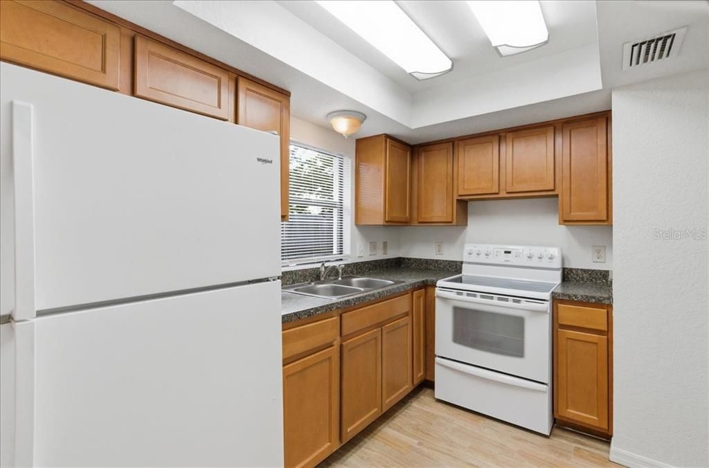 出租: $1,690 (2 贝兹, 1 浴室, 888 平方英尺)