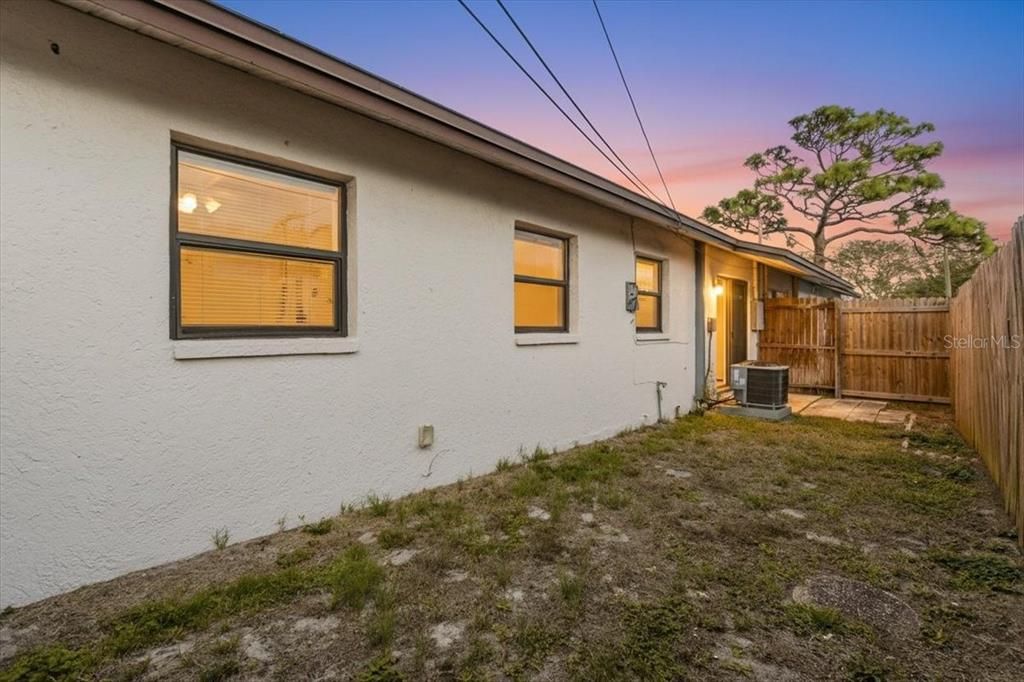 出租: $1,690 (2 贝兹, 1 浴室, 888 平方英尺)