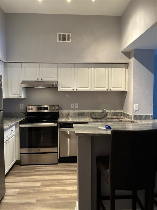 出租: $1,975 (1 贝兹, 1 浴室, 760 平方英尺)