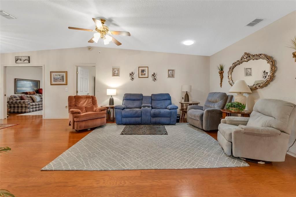 待售: $254,900 (2 贝兹, 2 浴室, 1719 平方英尺)