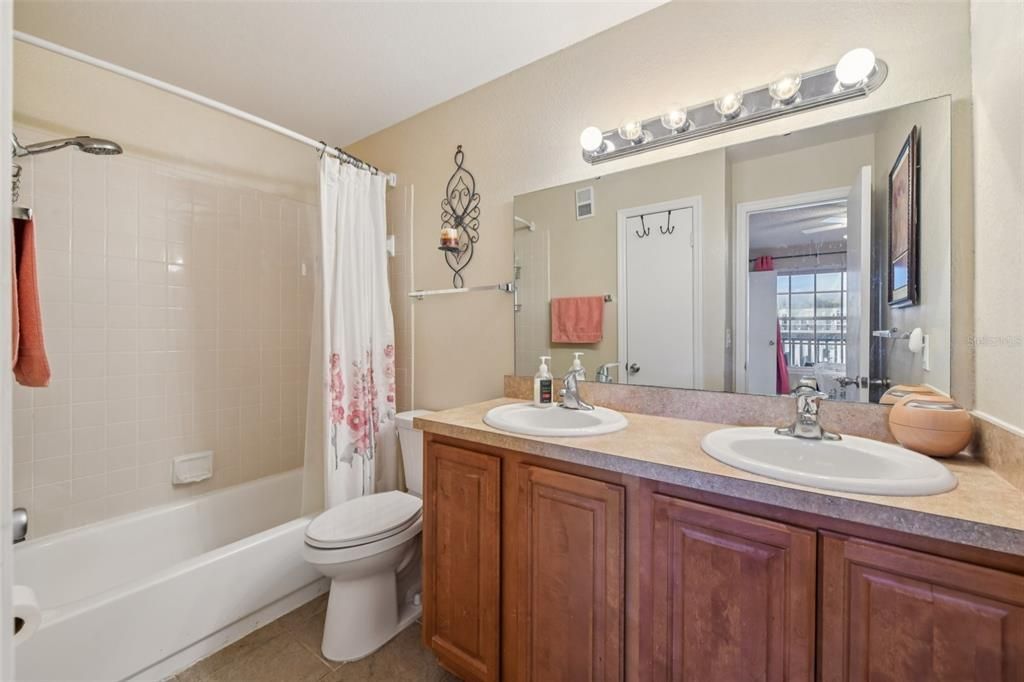 For Sale: $160,000 (2 beds, 2 baths, 934 Square Feet)