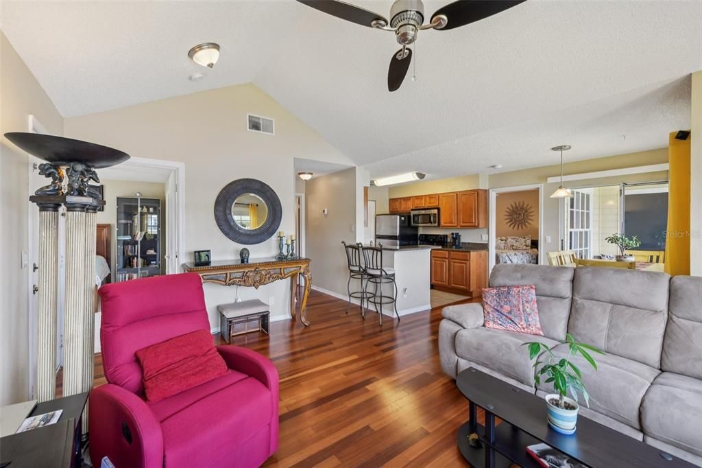 For Sale: $160,000 (2 beds, 2 baths, 934 Square Feet)