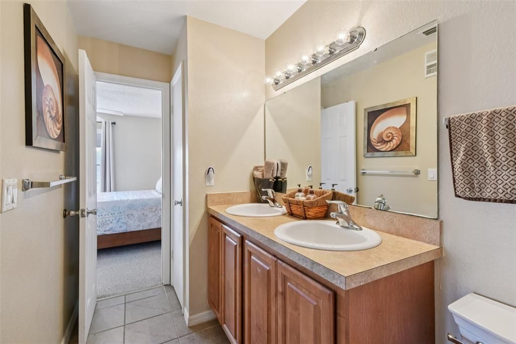 For Sale: $160,000 (2 beds, 2 baths, 934 Square Feet)