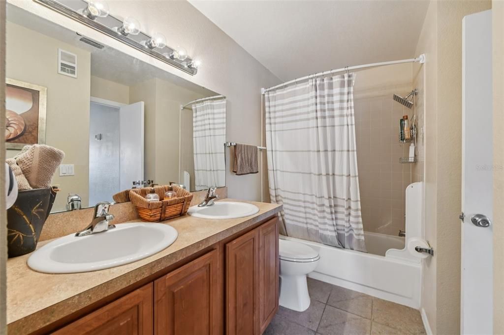 For Sale: $160,000 (2 beds, 2 baths, 934 Square Feet)