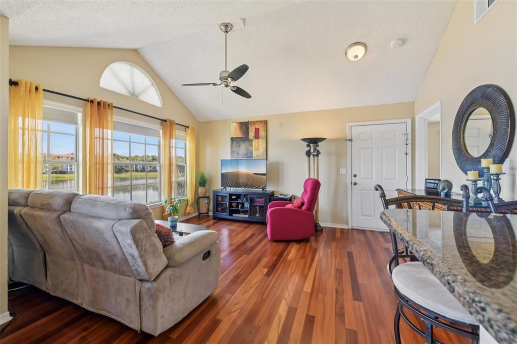 For Sale: $160,000 (2 beds, 2 baths, 934 Square Feet)