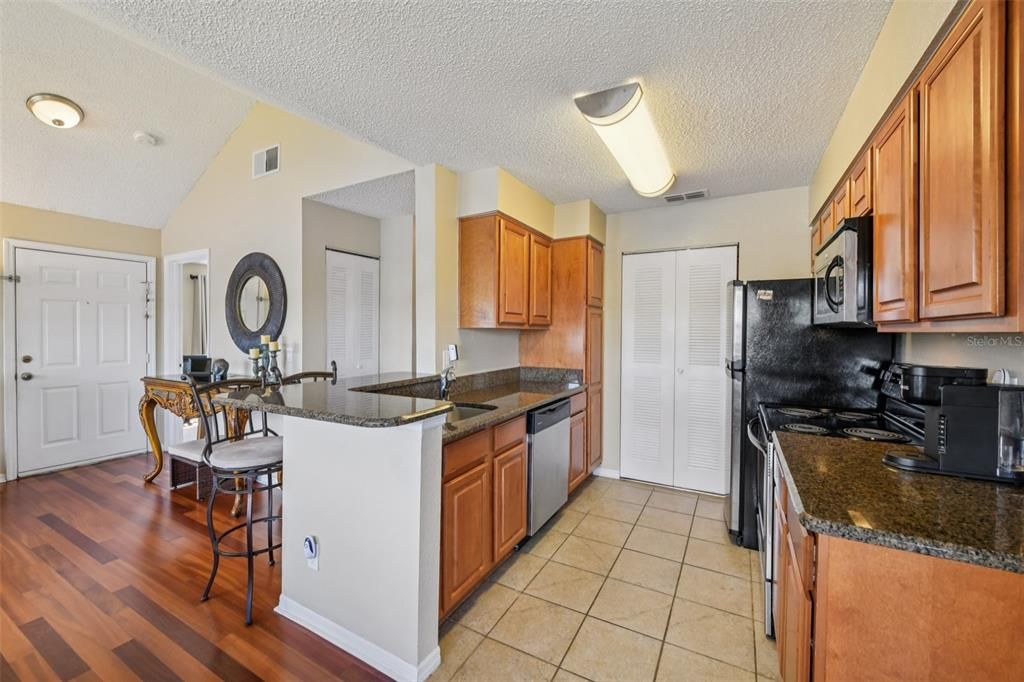 For Sale: $160,000 (2 beds, 2 baths, 934 Square Feet)