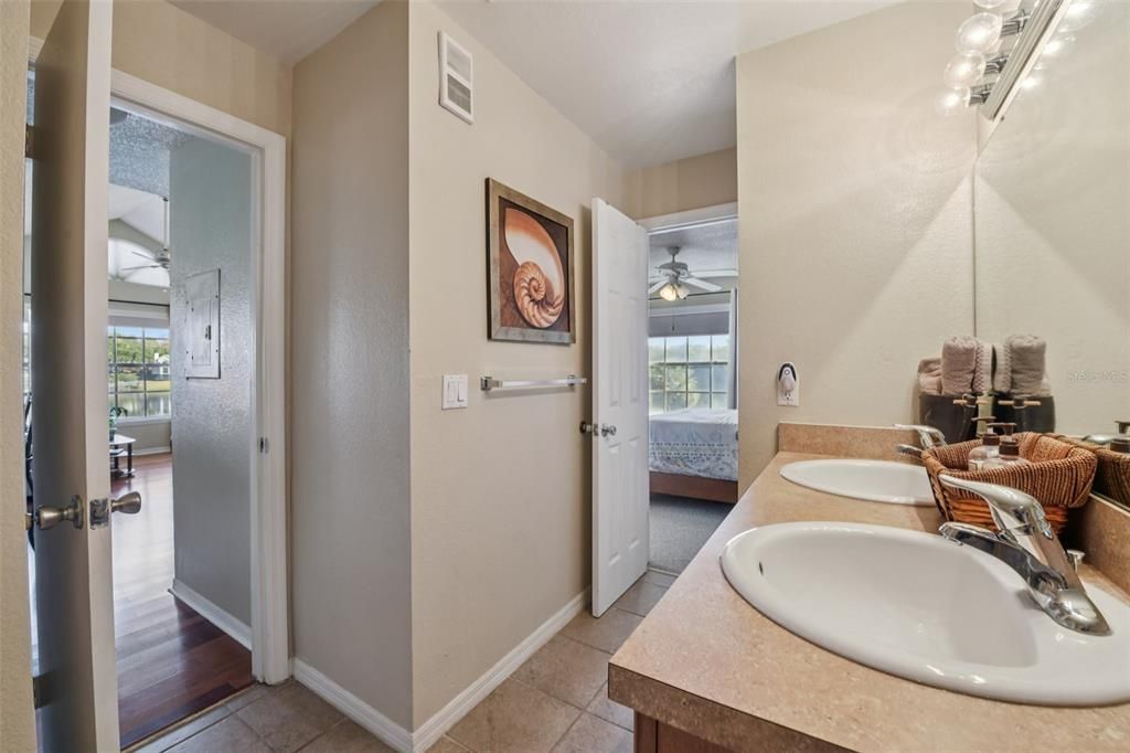 For Sale: $160,000 (2 beds, 2 baths, 934 Square Feet)