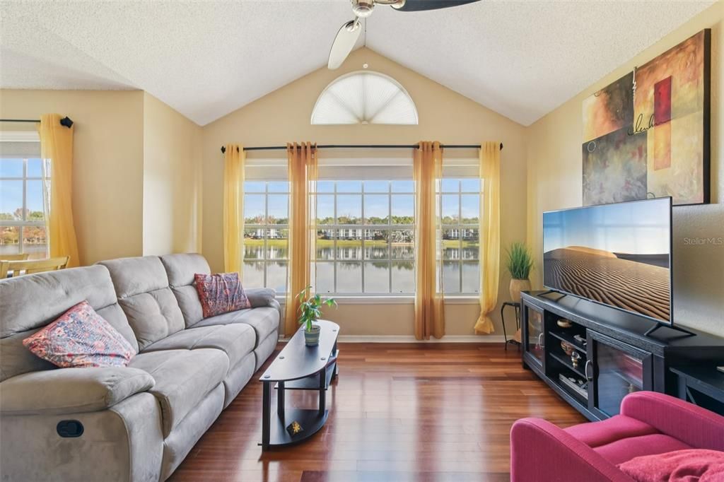 For Sale: $160,000 (2 beds, 2 baths, 934 Square Feet)