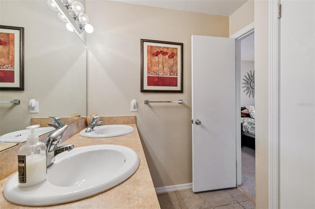 For Sale: $160,000 (2 beds, 2 baths, 934 Square Feet)