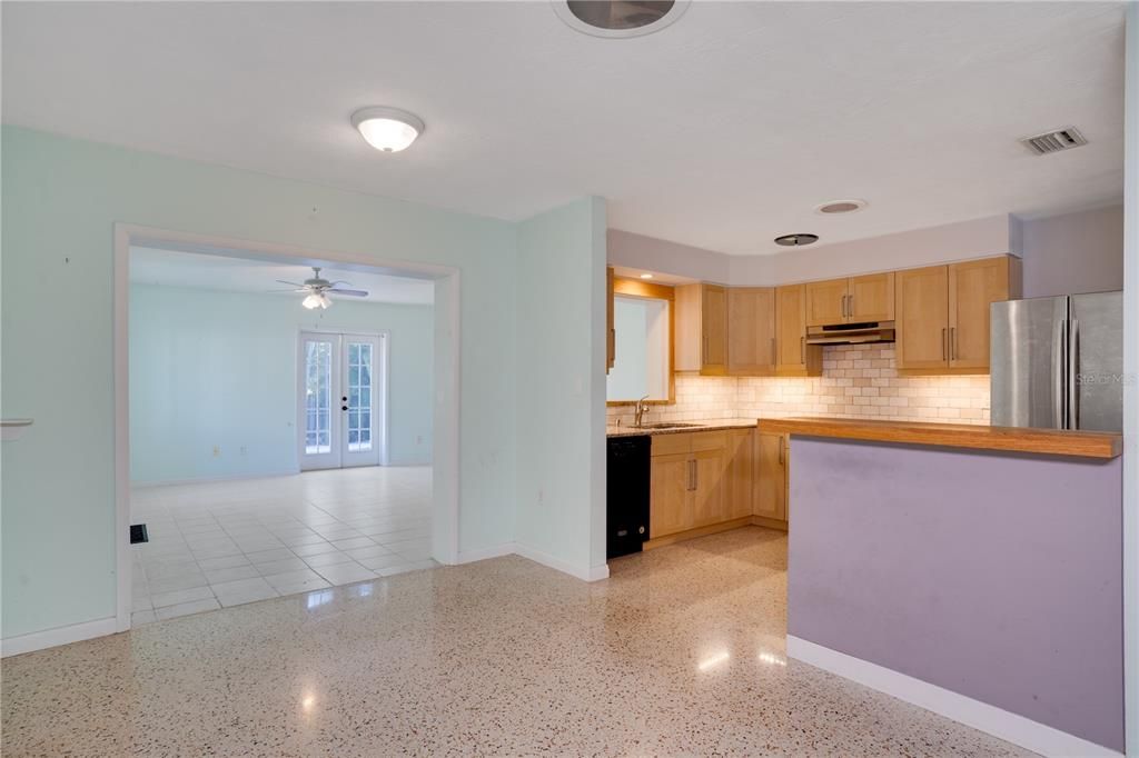 На продажу: $449,000 (2 спален, 2 ванн, 1464 Квадратных фут)