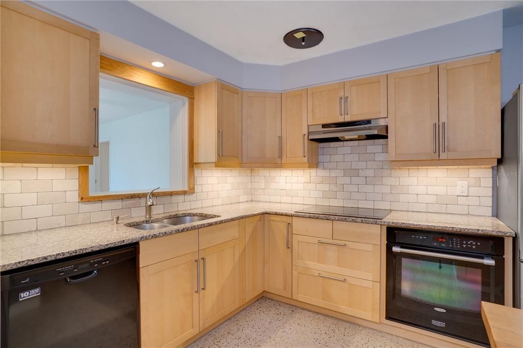 На продажу: $449,000 (2 спален, 2 ванн, 1464 Квадратных фут)