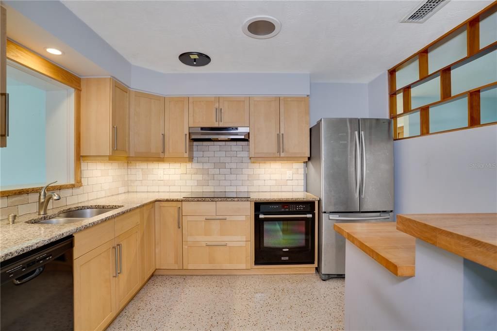 На продажу: $449,000 (2 спален, 2 ванн, 1464 Квадратных фут)