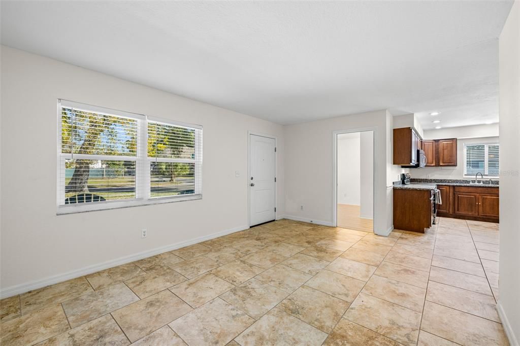 待售: $399,000 (4 贝兹, 2 浴室, 1235 平方英尺)