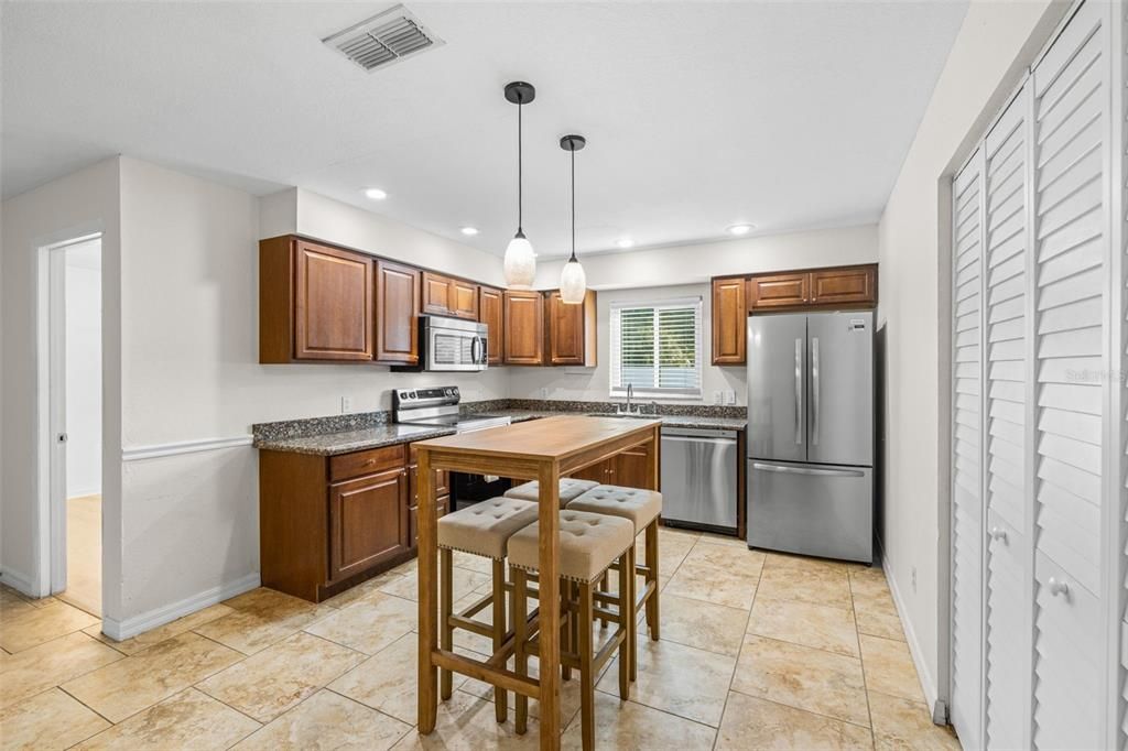 待售: $399,000 (4 贝兹, 2 浴室, 1235 平方英尺)