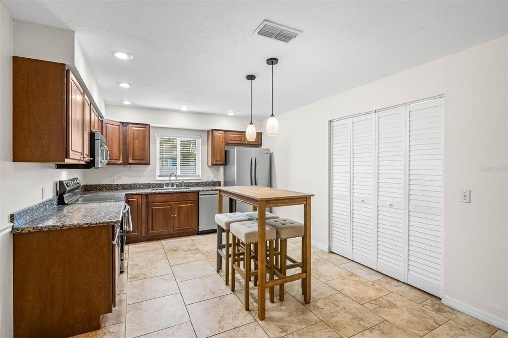 待售: $399,000 (4 贝兹, 2 浴室, 1235 平方英尺)