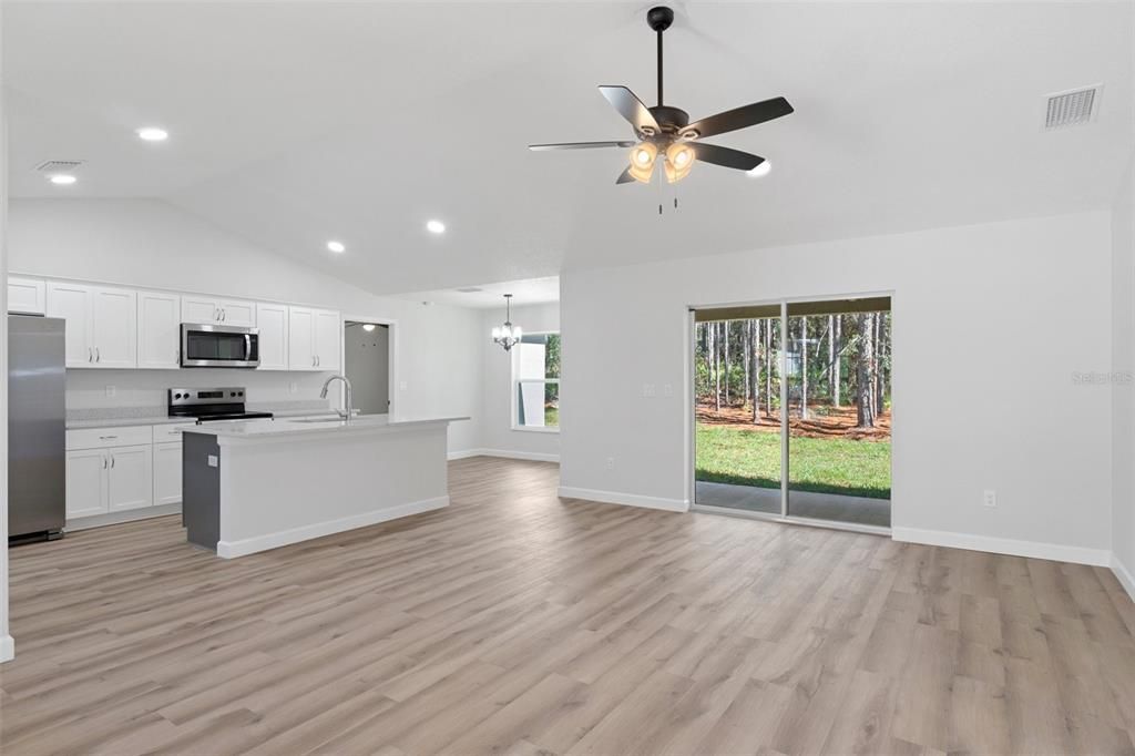 На продажу: $269,900 (3 спален, 3 ванн, 1462 Квадратных фут)