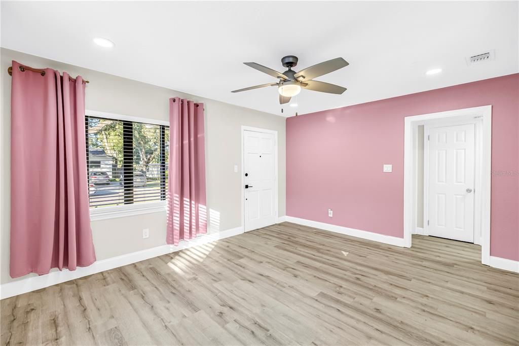 На продажу: $285,000 (3 спален, 1 ванн, 990 Квадратных фут)