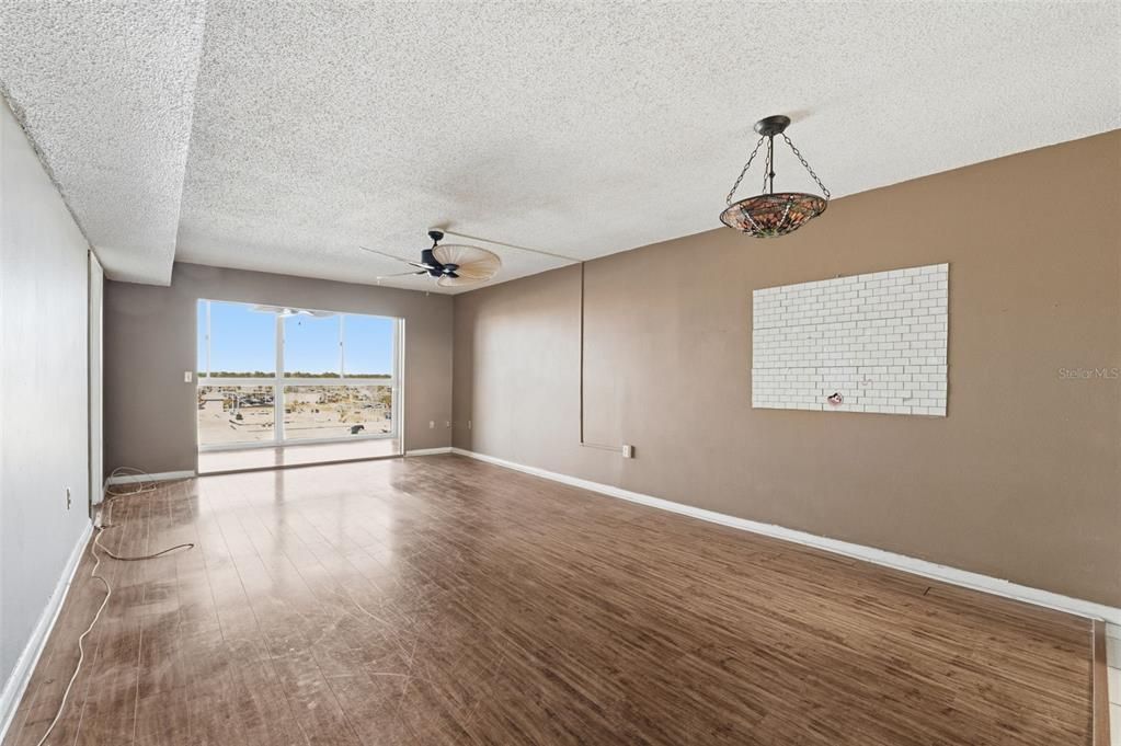 For Sale: $155,000 (2 beds, 2 baths, 959 Square Feet)