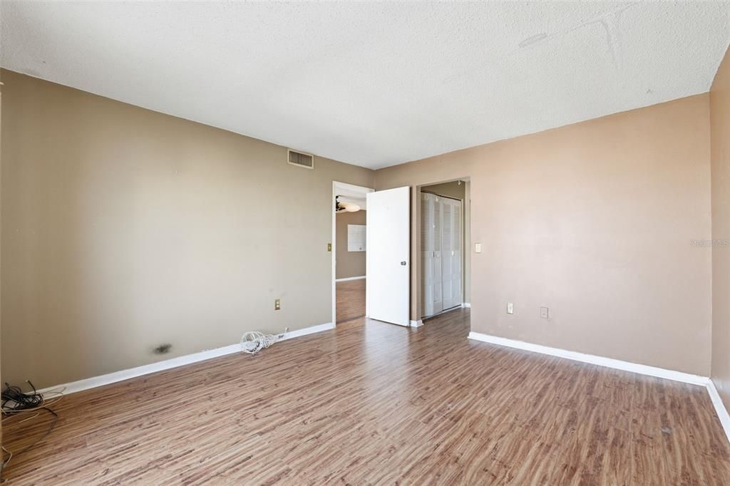 For Sale: $155,000 (2 beds, 2 baths, 959 Square Feet)