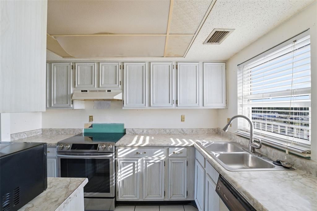 For Sale: $155,000 (2 beds, 2 baths, 959 Square Feet)