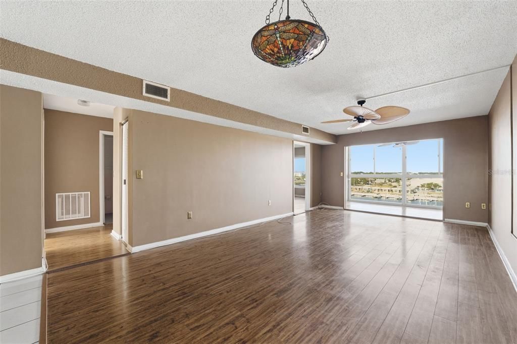 For Sale: $155,000 (2 beds, 2 baths, 959 Square Feet)