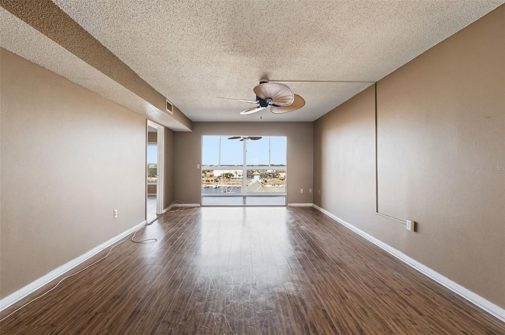 For Sale: $155,000 (2 beds, 2 baths, 959 Square Feet)