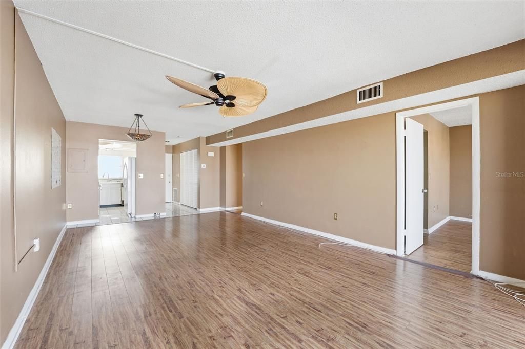 For Sale: $155,000 (2 beds, 2 baths, 959 Square Feet)