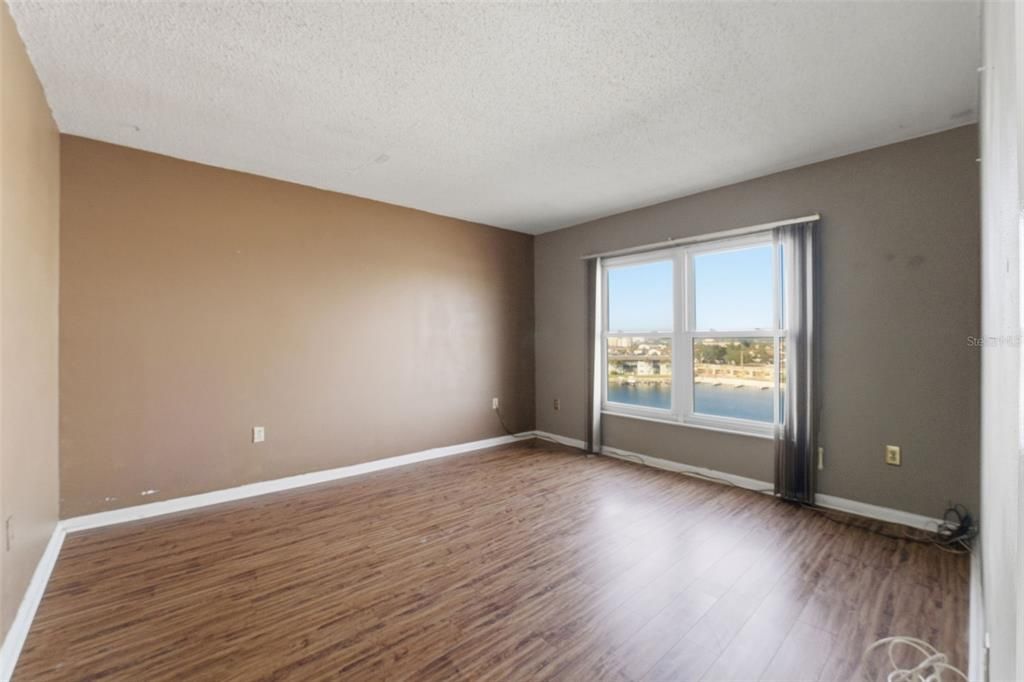 For Sale: $155,000 (2 beds, 2 baths, 959 Square Feet)