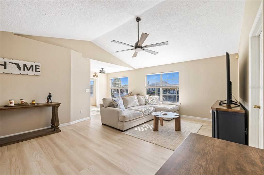 For Sale: $449,000 (2 beds, 2 baths, 1320 Square Feet)