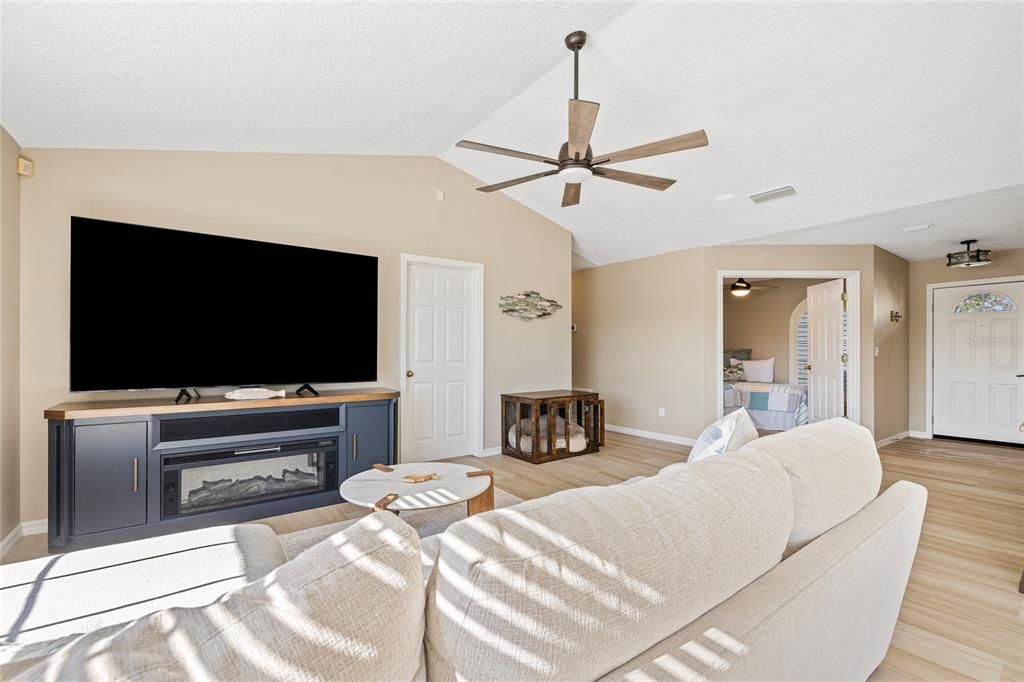 For Sale: $449,000 (2 beds, 2 baths, 1320 Square Feet)